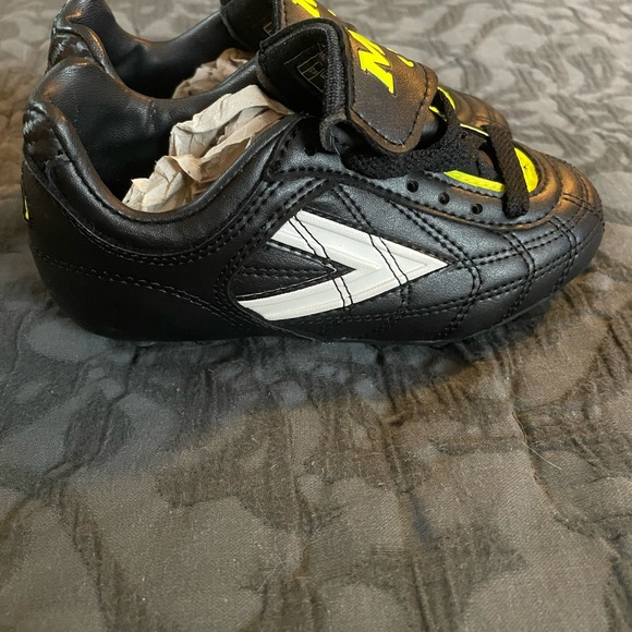 Brand New Boys Soccer Cleats - Picture 6 of 6